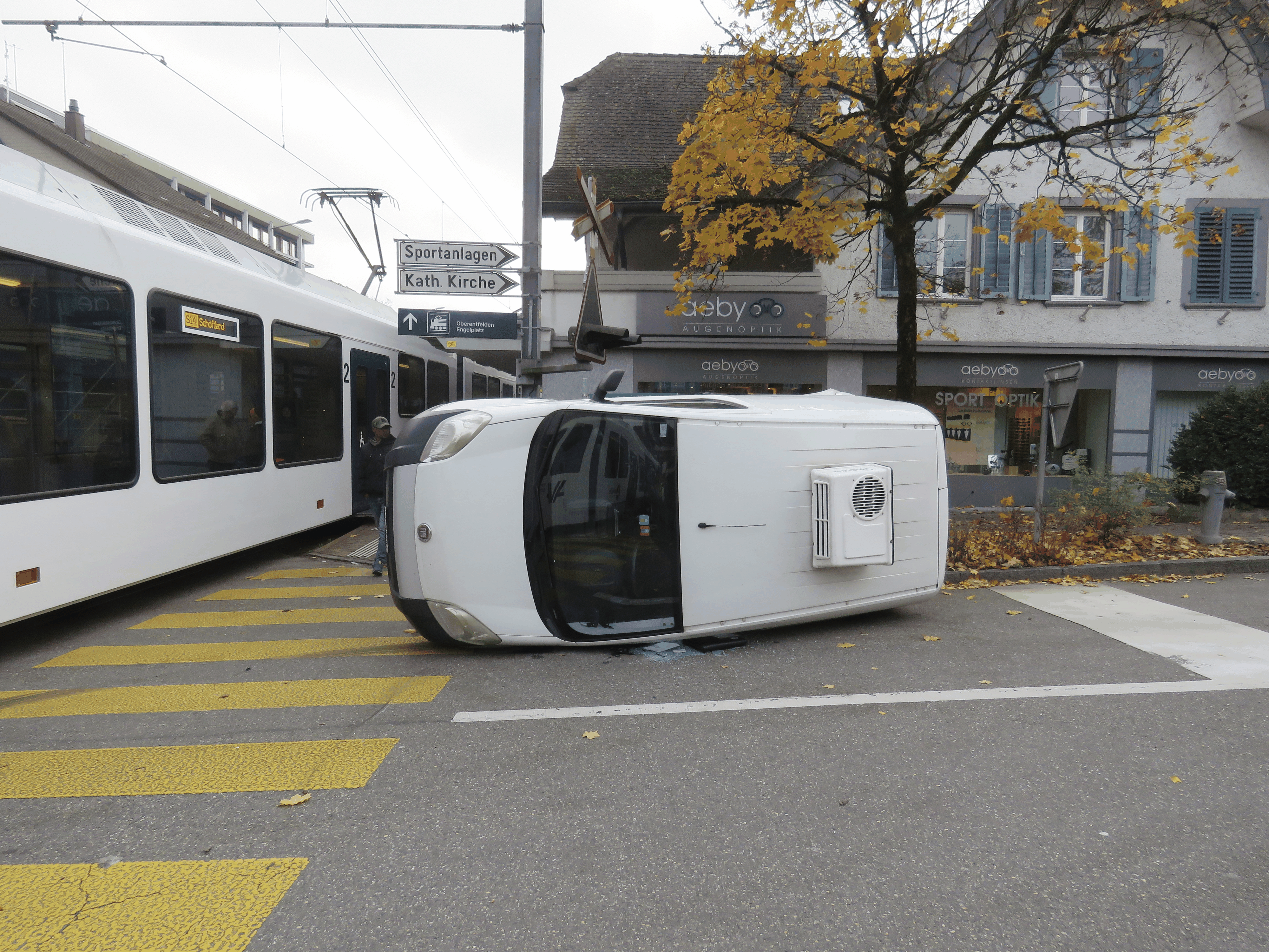 Lieferwagenfahrer übersieht in Oberentfelden AG einen Regionalzug