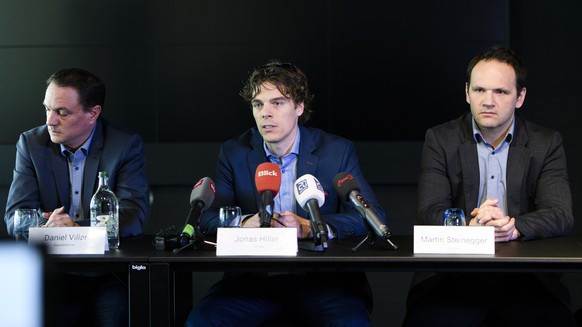 Der NHL-Rueckkehrer Jonas Hiller, Mitte, spricht neben Daniel Villard, Geschaeftsfuehrer des EHC Biel, links und Martin Steinegger, Sportchef des EHC Biel, rechts, an einer Medienkonferenz am Dienstag ...