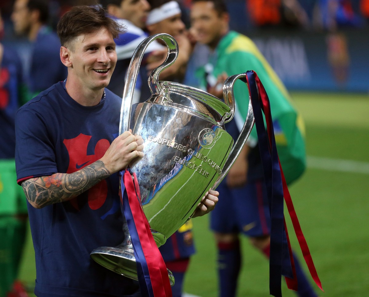 epa04787204 Barcelona's Lionel Messi celebrates with the trophy after the UEFA Champions League final between Juventus FC and FC Barcelona at the Olympic stadium in Berlin, Germany, 06 June 2015. ...