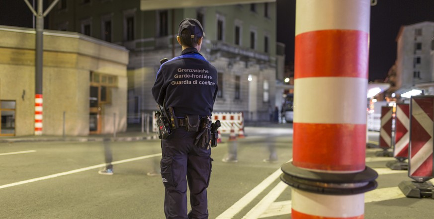 Members of the Swiss Border Guard Corps are on duty at the Swiss-Italian border in Chiasso, Switzerland, on October 23, 2014. (KEYSTONE/Gaetan Bally)