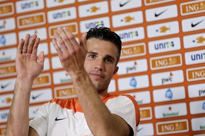 Nichts passiert: van Persie kam mit leichten Schürfungen davon.