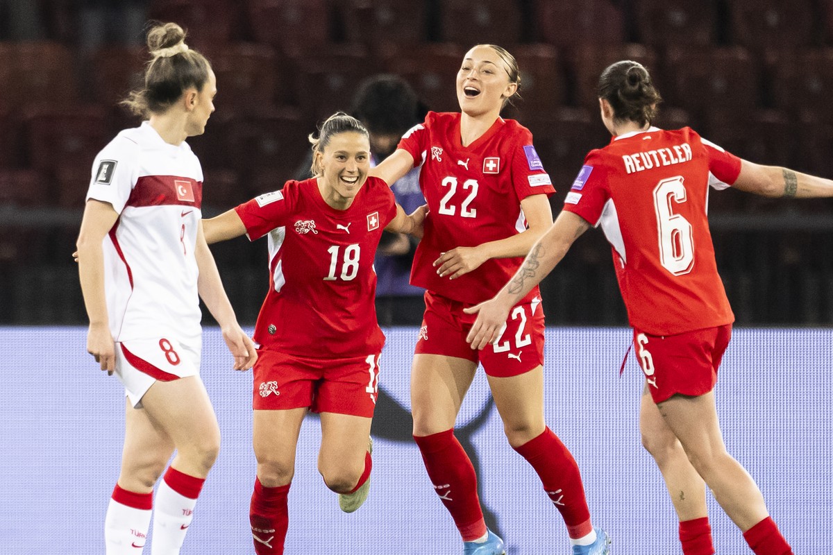 Switzerland's Viola Calligaris, second from left, celebrates her goal after scoring the 3:1 with Switzerland's Lia Kamber, second from right, and Switzerland's Geraldine Reuteler, right ...