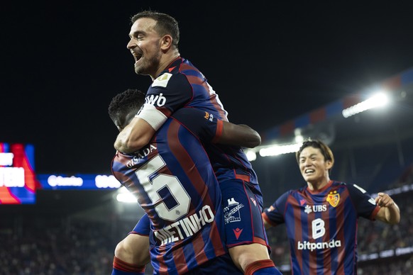 Metinho (FCB) jubelt nach seinem Tor zum 4-1 mit Xherdan Shaqiri (FCB) und Keigo Tsunemoto (FCB) im Super League Spiel zwischen dem FC Basel und dem BSC Young Boys, am Mittwoch, 6. August 2025 im Stad ...