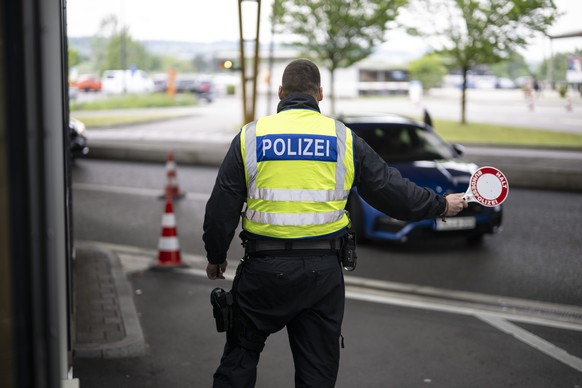 Ein deutscher Bundespolizist steht am Zollamt Konstanz-Autobahn an der Grenze zwischen Kreuzlingen in der Schweiz und Konstanz in Deutschland, aufgenommen am Freitag, 9. Mai 2025. (KEYSTONE/Gian Ehren ...