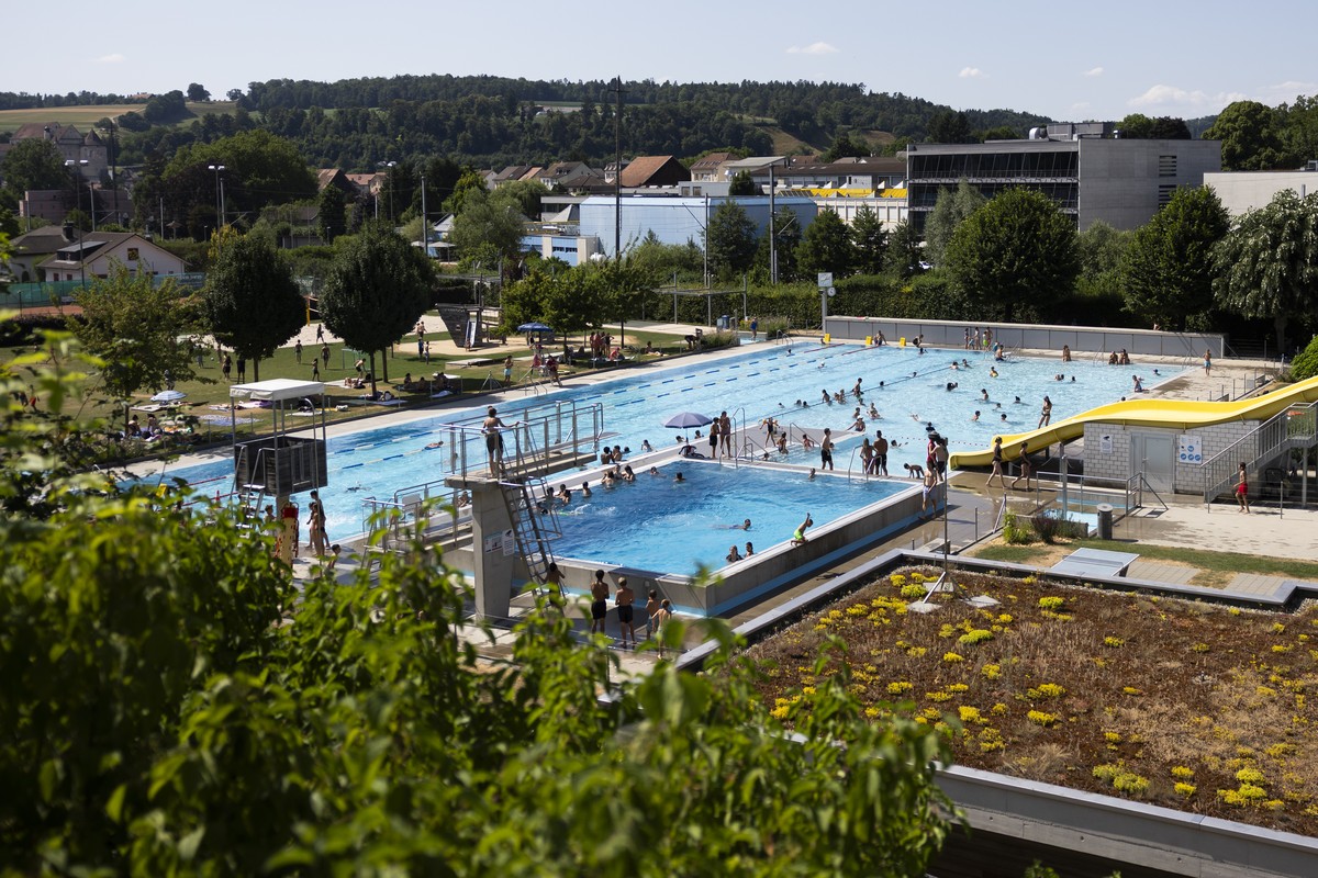 CAPTION CORRECTION: KORREKTS TO FRENCH SPELLING OF THE LOCATION PORRENTRUY NOT PRUNTRUT - View of the public outdoor swimming pool in Porrentruy, Switzerland, Friday, July 4, 2025. The municipality of ...