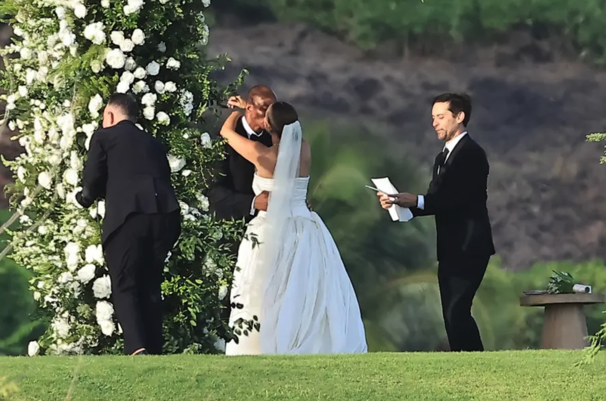 Le mariage a réuni un parterre de célébrités très sélect, parmi lesquelles le grand ami de Tobey Maguire, Leonardo DiCaprio (accompagné de sa petite amie Vittoria Ceretti), ainsi que Jeff Bezos, Laure ...