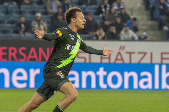 Julian von Moos von St. Gallen feiert das Tor zum 3:3 beim Super League Meisterschaftsspiel zwischen dem FC Luzern und dem FC St. Gallen vom Mittwoch, 19. Oktober 2022 in Luzern. (KEYSTONE/Urs Flueele ...