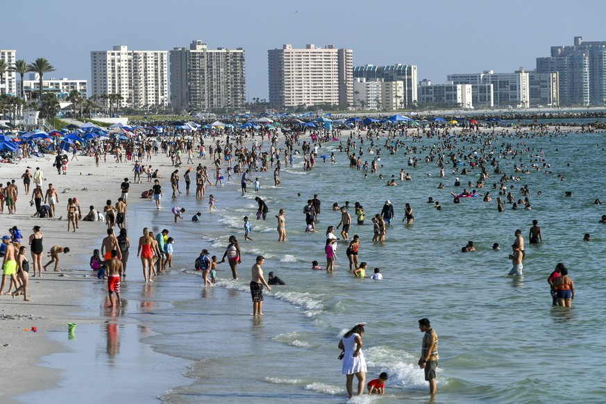 Beachgoers Enjoy Themselves On A Very Hot Day At Clearwater Beach Beachgoers are on a very hot day at Clearwater Beach in Florida, USA. Florida Florida United States PUBLICATIONxNOTxINxFRA Copyright:  ...