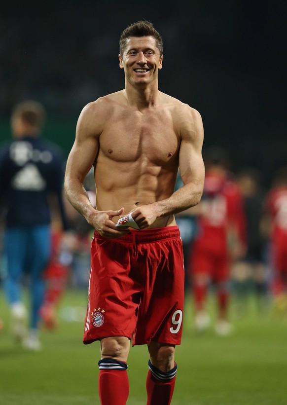 Robert Lewandowski lachend nackter freier Oberkörper / / Fußball Fussball / DFB Pokal Halbfinale Herren / Saison 2018/2019 / 24.04.2018 / SV Werder Bremen vs. FC Bayern München FCB / DFL regulations p ...