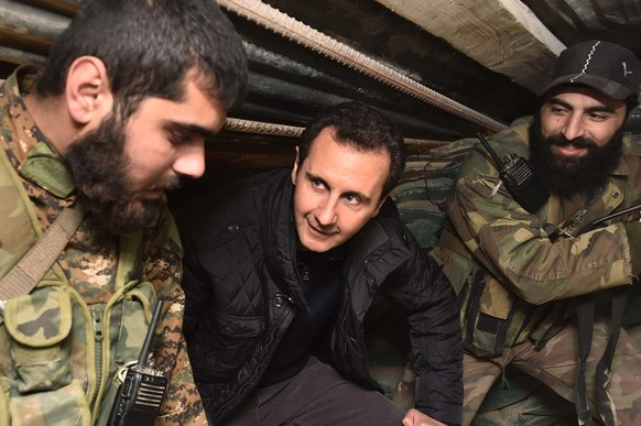 Präsident Assad (M.) hat den Traum von der Atombombe offenbar noch längst nicht aufgegeben.&nbsp;&nbsp;
