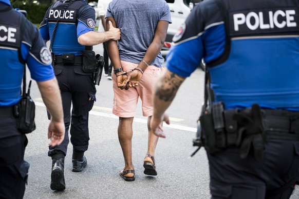 ARCHIV -- ZUR VEROEFFENTLICHUNG DES DROGEN REPORT 2018 DURCH DIE UNO AM DIENSTAG, 26. JUNI 2018, STELLEN WIR IHNEN FOLGENDES BILDMATERIAL ZUR VERFUEGUNG -- Des policiers de la Police municipale de la ...