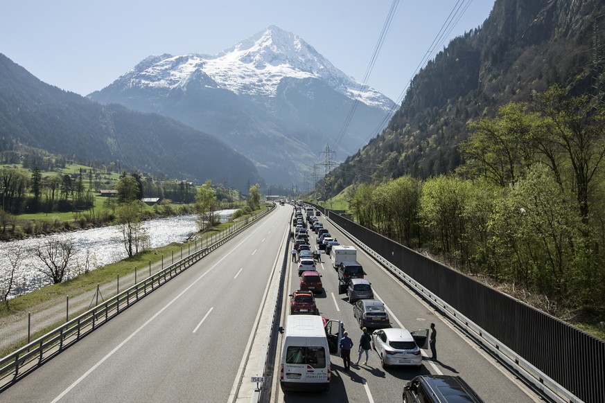 Stau vor dem Gotthard Nordportal Richtung Sueden am Samstag, 8. April 2017, in Silenen. (KEYSTONE/Alexandra Wey)

Cars stand still in a traffic jam near the Gotthard tunnel north side on the A2 highwa ...