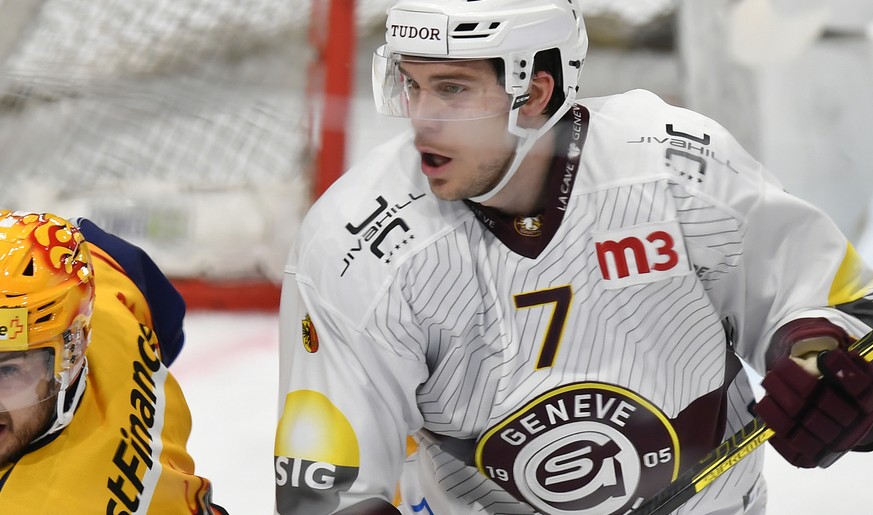 Der Zuercher Garrett Roe, links, gegen den Genfer Henrik Toemmernes, rechts, beim Eishockeyspiel der National League ZSC Lions gegen den Geneve-Servette HC in Zuerich am Freitag, 29. November, 2019. ( ...