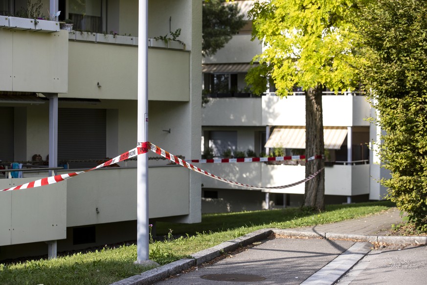 Absperrband vor einem Wohnblock in Zollikerberg, am Montag, 17. August 2020. In Zollikerberg ZH sind in einer Wohnung zwei tote Jugendliche aufgefunden worden. Was zum Tod der beiden 15-Jaehrigen fueh ...