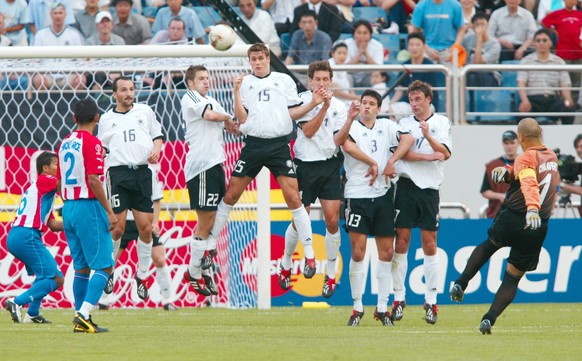 Ein Torwart, der Freistösse schiesst. Hier gegen das DFB-Team von 2002.