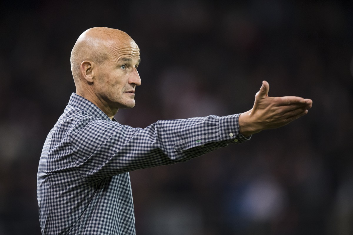 L'entraineur du FC Sion Peter Zeidler, lors de la rencontre de football de Super League entre le FC Sion et le FC Lugano ce samedi 29 octobre 2016 au stade de Tourbillon a Sion. (KEYSTONE/Jean-Ch ...