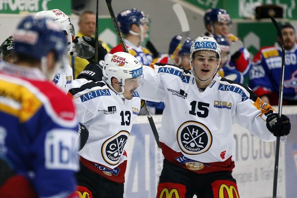 HC Lugano Stuermer Alessio Bertaggia, links, feiert seinen Treffer zu 0-1 mit Gregory Hofmann waehrend dem Eishockey-Meisterschaftsspiel der National League A zwischen dem EHC Kloten und dem HC Lugano ...