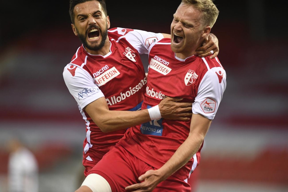 Sion Matteo Tosetti, gauche et Gaëtan Karlen droite célébrer après le premier but, du dernier match de la saison de football de Super League entre le FC Sion et le FC Basel, ce vendredi 21 mai 2021 au ...