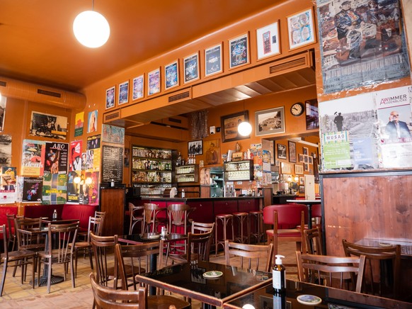 Vienna, Austria - Cafe Alt Wien Historic Coffee House Interior, a Vintage Viennese Kaffeehaus xkwx 1920s, 20, 20s, Vienna, alt, alt wien, antique, atmosphere, atmospheric, austria, austrian, baeckerst ...