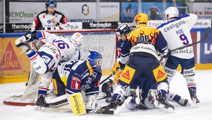 Zuerichs Ryan Lasch, links, mit dem Tor zum 6-6 im spiel gegen Zugs Torhueter Leonardo Genoni, Zugs Sven Leuenberger, Zugs Jan Kovar und Zuerichs Garrett Roe, von links, im Eishockey Spiel der Nationa ...