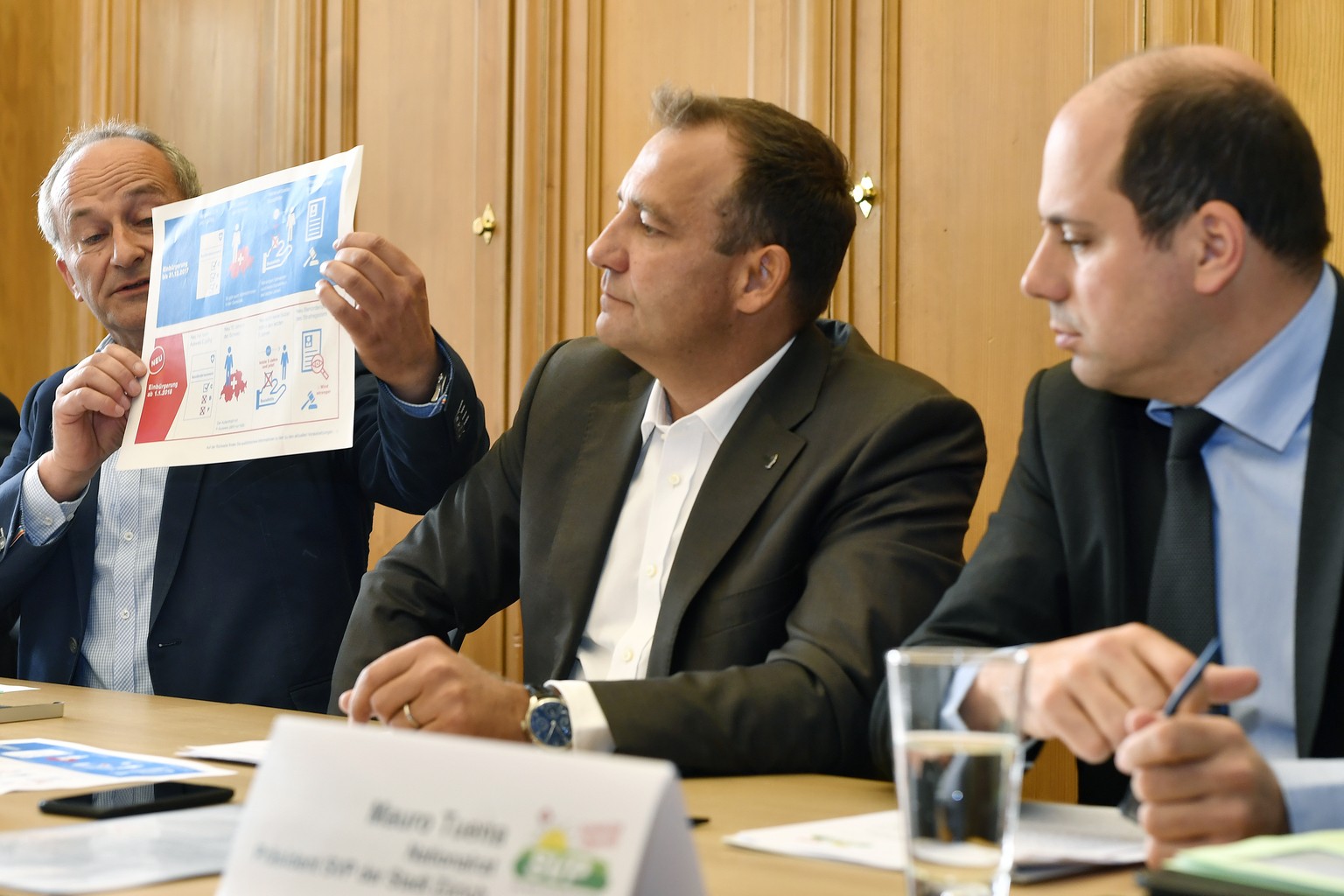 Konrad Langhart, links, Praesident SVP Kanton Zuerich, Nationalrat Thomas Matter, Mitte, und Nationalrat Mauro Tuena, rechts, an einer Medienkonferenz zum Musterbrief des Regierungsrats für einbuerger ...