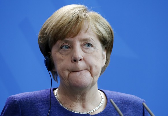 epaselect epa06069423 German Chancellor Angela Merkel attends a joint press statement with Prime Minister of Singapore, Lee Hsien Loong (unseen) ahead of their meeting at the chancellery in Berlin, Ge ...