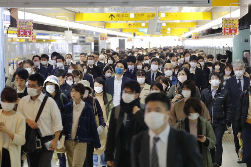 Die grosse Frage lautet: Wer hat das Virus, und wer ist schon immun? Pendler in einem Bahnhof in Tokio. 