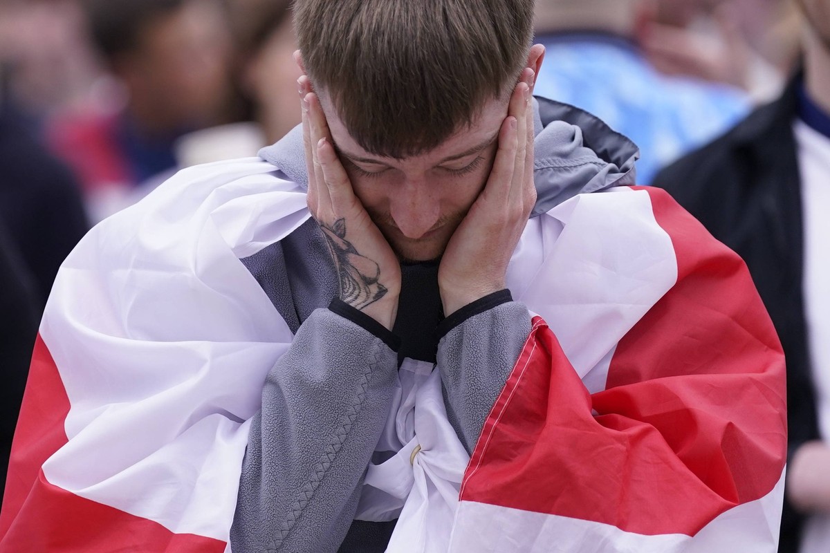 Fans watching England v Slovakia - EUFA Euro 2024 England fans at Millennium Square in Leeds during a screening of the UEFA EURO, EM, Europameisterschaft,Fussball 2024, round of 16 match, between Engl ...
