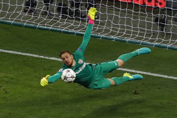 Football Soccer - Real Madrid v Atletico Madrid - UEFA Champions League Final - San Siro Stadium, Milan, Italy - 28/5/16 Real Madrid&#039;s Karim Benzema and Atletico Madrid&#039;s goalkeeper Jan Obla ...