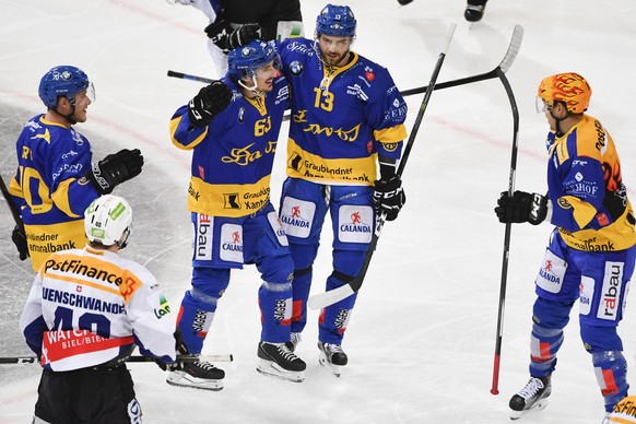 Die Davoser um 1-0 Torschuetze Marc Wieser, zweiter von links, bejubeln dessen Tor, beim Eishockey-Qualifikationsspiel der National League A zwischen dem HC Davos und EHC Biel, am Donnerstag, 22. Deze ...