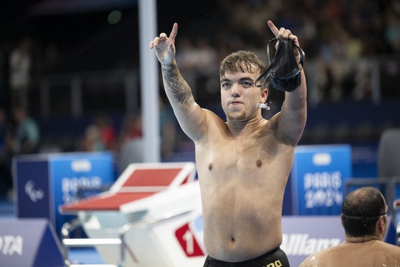 epa11578348 Leo McCrea of Switzerland celebrates after winning the Men&#039;s 100m Breaststroke SB5 Final at the Paris 2024 Paralympic Games, in Paris, France, 01 September 2024. EPA/ENNIO LEANZA