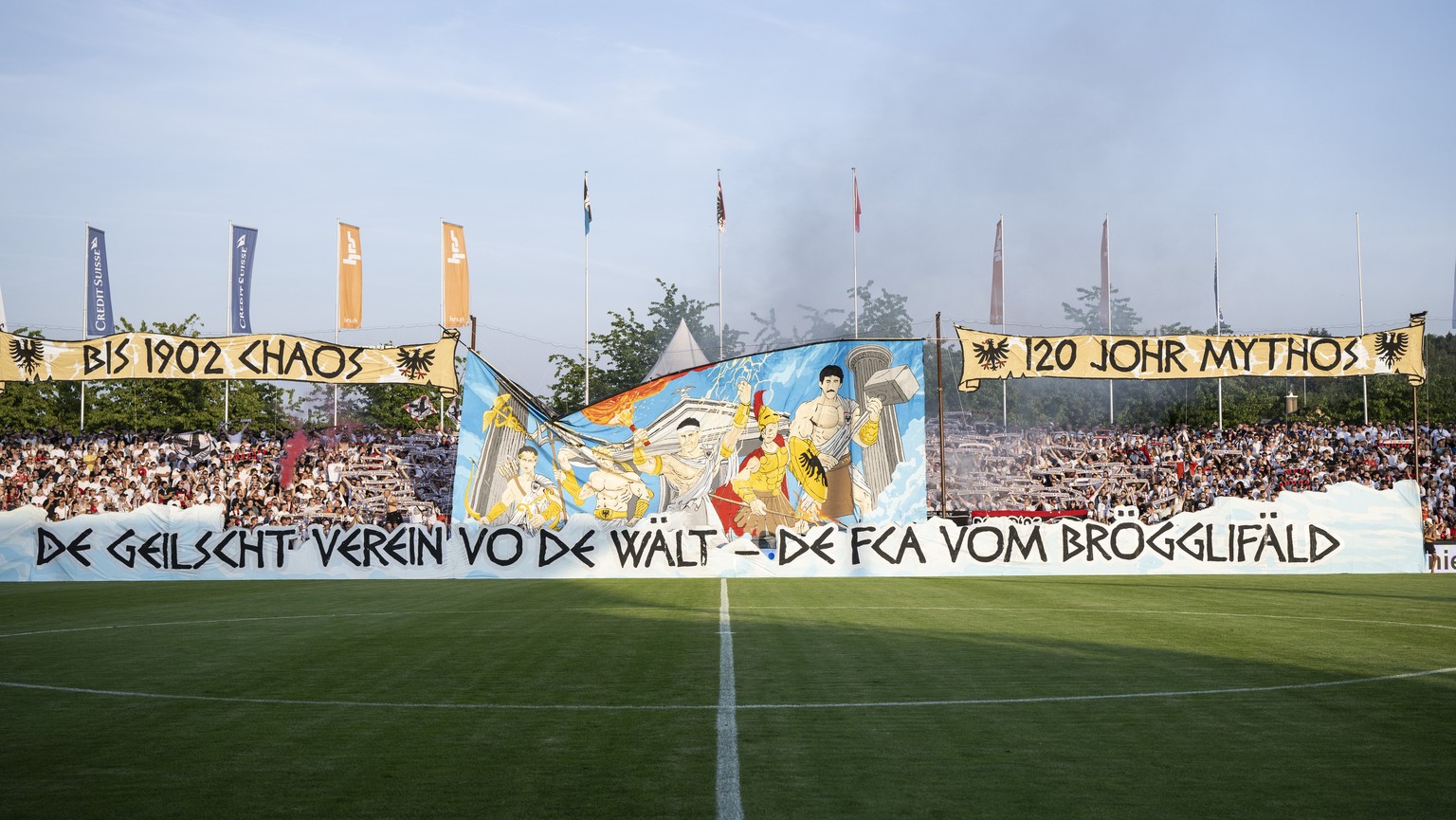 Aarau Fans zeigen ihre Fahnen in der Fussball Challenge League zwischen dem FC Aarau und dem FC Vaduz im Stadion Bruegglifeld in Aarau, am Samstag, 21. Mai 2022. (KEYSTONE/Ennio Leanza)