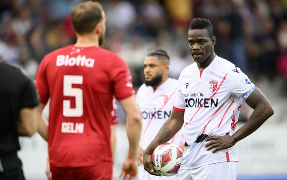 L&#039;attaquant valaisan Mario Balotelli montre sa deception lors de la rencontre de football de Super League entre FC Sion et FC Winterthur ce samedi 6 mai 2023 au stade de Tourbillon a Sion. (KEYST ...