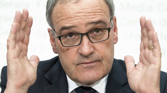 Bundesrat Guy Parmelin spricht an einer Medienkonferenz zur Erneuerung der Mittel zum Schutz des Luftraums, am Mittwoch, 8. November 2017, in Bern. (KEYSTONE/Peter Schneider)