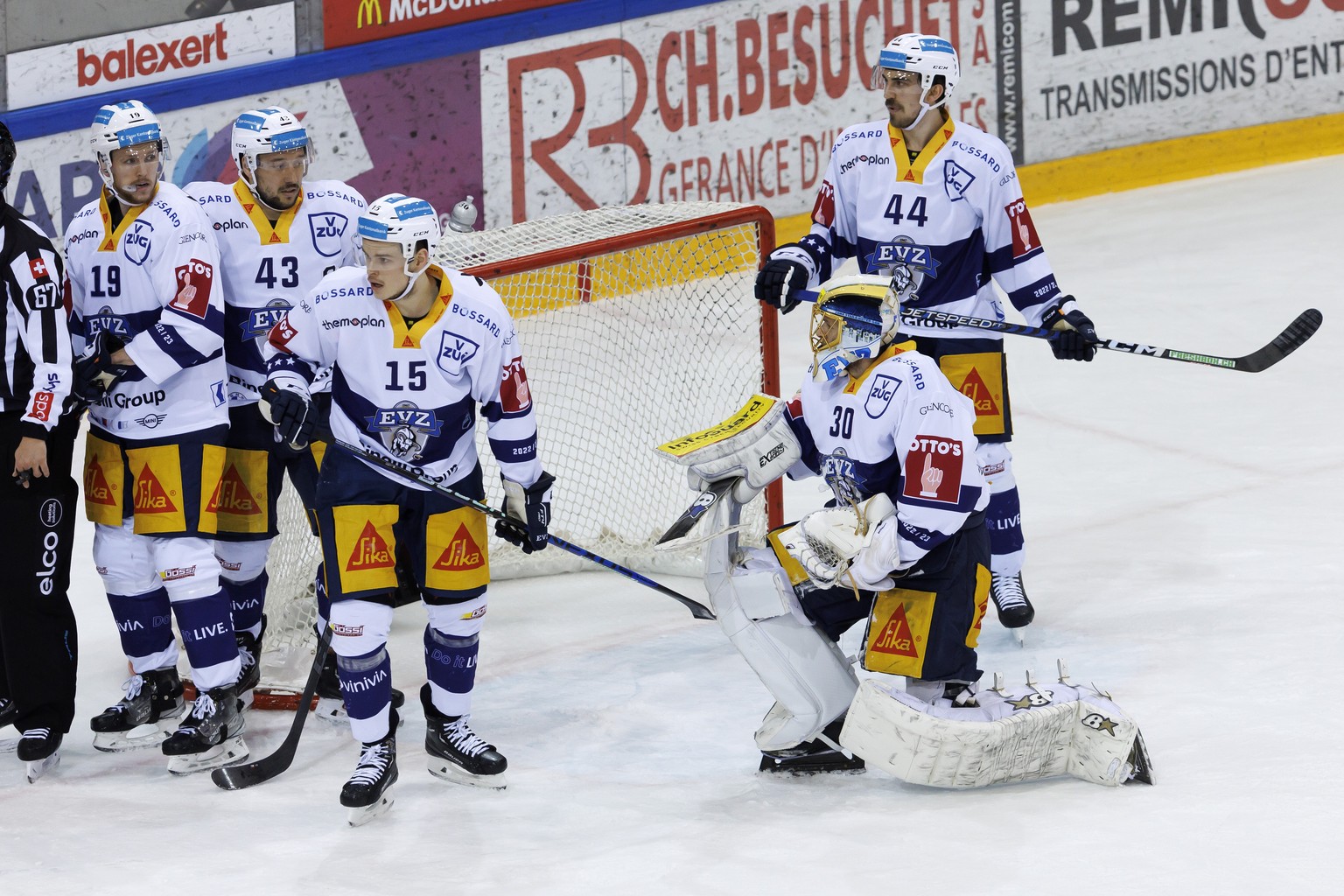 Zug&#039;s defender Niklas Hansson #19, Zug&#039;s forward Jan Kovar #43, Zug&#039;s forward Gregory Hofmann #15, Zug&#039;s goaltender Leonardo Genoni #30 and Zug&#039;s defender Samuel Kreis #44, re ...