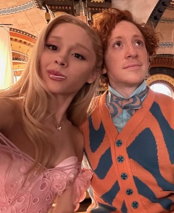 Ariana Grande, Ethan Slater, and Bronwyn James in Wicked: Teil 1 (2024)