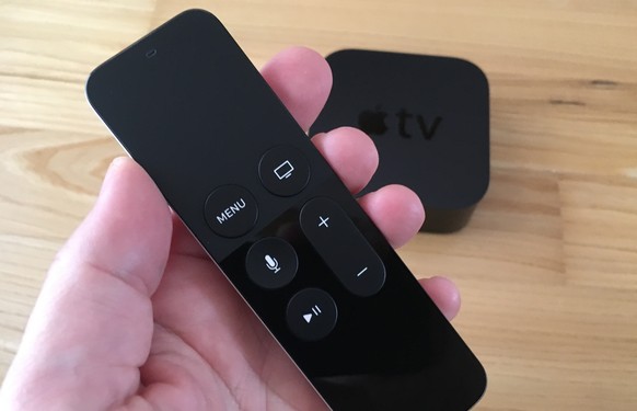 Das Mikrofon-Symbol ist für Schweizer Apple-TV-Nutzer irreführend. Noch kann man der Set-Top-Box keine mündlichen Befehle erteilen.