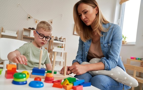 Heilpädagoginnen und Heilpädagogen unterstützen gezielt Kinder mit besonderen Bedürfnissen.