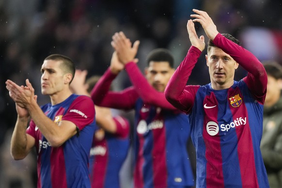 epa11178478 FC Barcelona&#039;s striker Robert Lewandowski (R) celebrates with his teammates after winning the Spanish LaLiga soccer match between FC Barcelona and Getafe CF, in Barcelona, Spain, 24 F ...