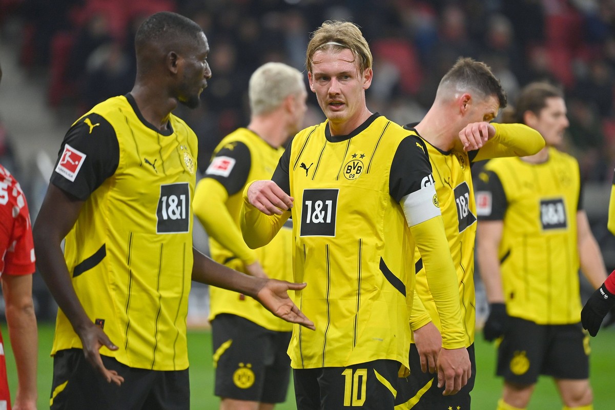 v.li:Serhou GUIRASSY DO, Julian BRANDT Borussia Dortmund, Pascal GROSS DO, Enttaeuschung,Frust,enttaeuscht, frustriert,niedergeschlagen,Aktion. Fussball 1. Bundesliga Saison 2024/2025, 10.Spieltag, Sp ...