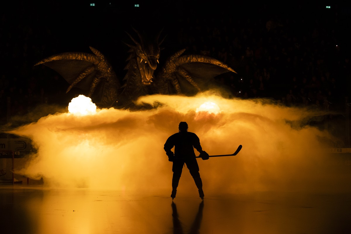 Gotterons Andrey Bykov kommt aufs Eis, vor dem Eishockey Meisterschaftsspiel der National League zwischen dem HC Fribourg Gotteron und SC Rapperswil-Jona Lakers, am Samstag, 25. Februar 2023 in der BC ...