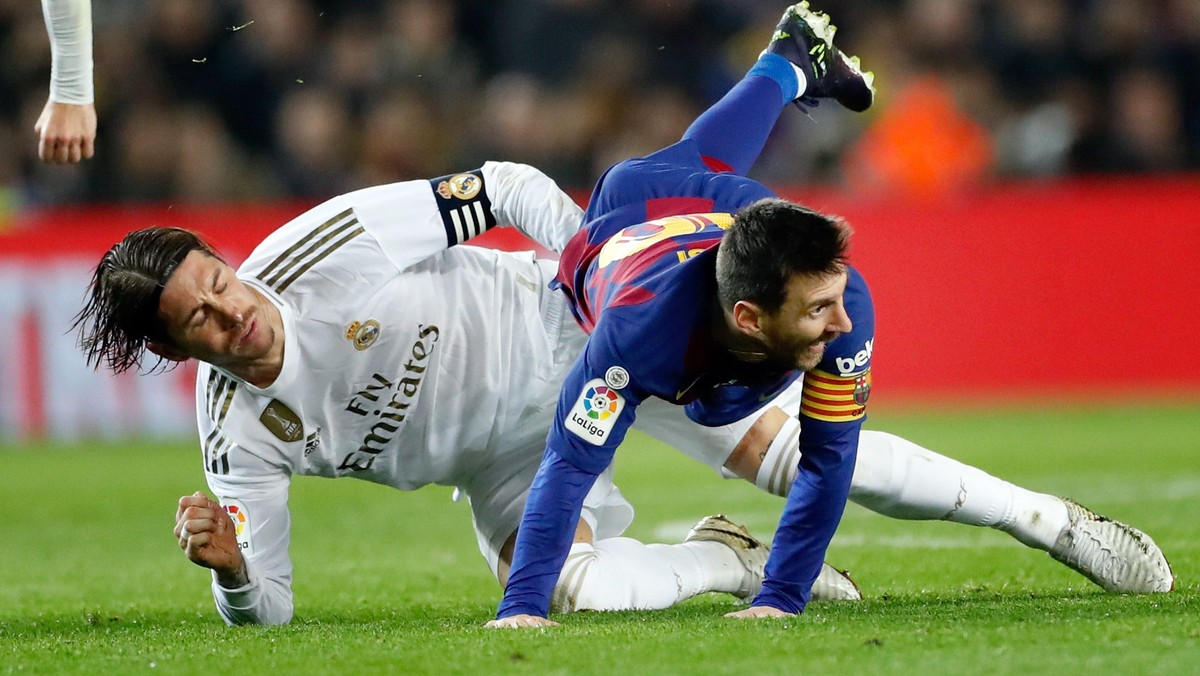 epa08080335 FC Barcelona's forward Lionel Messi (R) in action against Real Madrid's defender Sergio Ramos (L) during the Spanish LaLiga soccer match between FC Barcelona and Real Madrid, in  ...