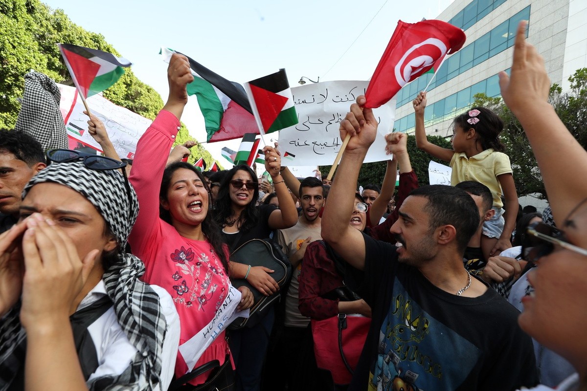 epa10927419 People take part in an anti-Israel protest to show solidarity with the Palestinian people after the Gaza hospital blast, in Tunis, Tunisian, 19 October 2023. According to Palestinian autho ...