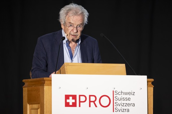 Prof. Wolf Linder spricht bei der 4. Mitgliederversammlung von Pro Schweiz, am Samstag, 18. April 2026 in Bern. (KEYSTONE/Anthony Anex)