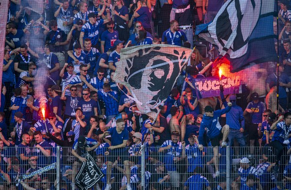 Die Luzerner Fans feuern Pyros ab waehrend dem Fussball Barrage-Hinspiel der Super / Challenge League zwischen dem FC Schaffhausen und dem FC Luzern in der wefox Arena, am Donnerstag, 26. Mai 2022, in ...