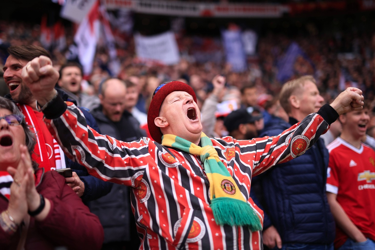 Futboll - Premier League - Manchester United, ManU - Liverpool 3 maj 2026 - Premier League - Manchester United - Liverpool - Tifozët e Manchester United brohorasin në anën e tyre - Foto: Simon Stacpoole / Nga ...