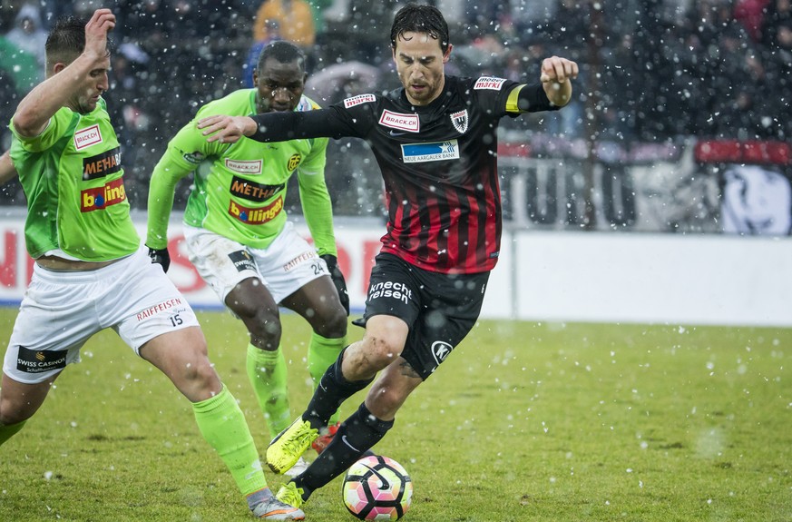 Schaffhausens Muhamed Demiri, links, und Schaffhausens Christian Zock, Mitte, im Spiel gegen Aaraus Sandro Burki, rechts, im Challenge League Fussballspiel zwischen dem FC Aarau und dem FC Schaffhause ...