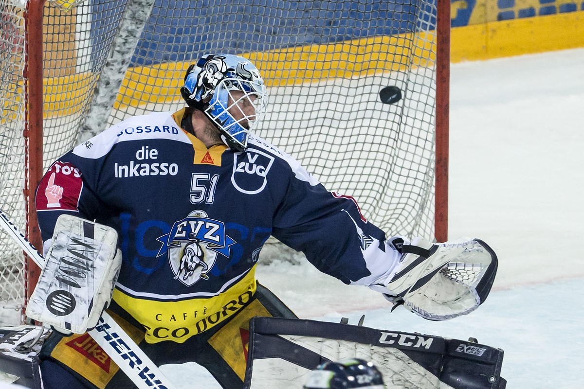 Zugs Torhueter Tobias Stephan beim Eishockeyspiel der National League zwischen dem EV Zug und HC Geneve-Servette, am Samstag, 27. Januar 2018, in der Bossard Arena in Zug. (KEYSTONE/Alexandra Wey)