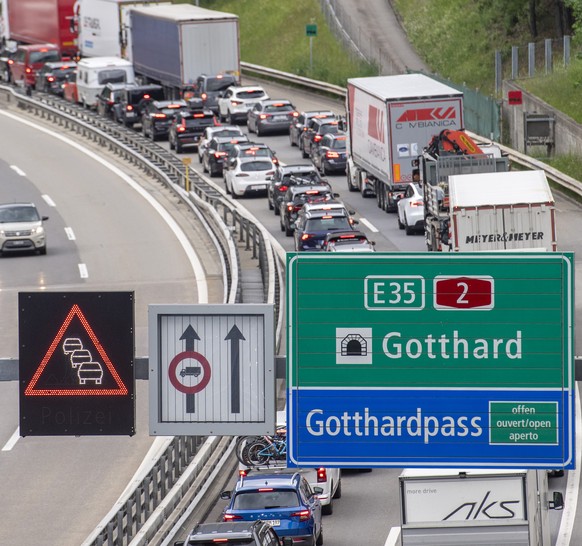 Der Ferienreiseverkehr staut sich auf der Autobahn A2 zwischen Goeschenen und Amsteg auf mehreren Kilometern Laenge, am Freitag, 3. Juni 2022, in Wassen. KEYSTONE/Urs Flueeler)