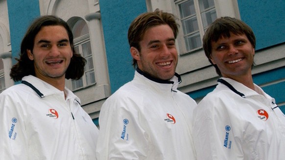 Das Schweizer Daviscup Team Marc Rosset, Peter Lundgren, Michel Kratochvil, Ivo Heuberger, Roger Federer, George Bastl und Peter Carter, v.l.n.r. posieren vor der Olympiahalle in Moskau am Donnerstag, ...